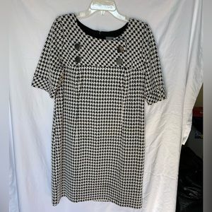 Black & White Houndstooth Knee-Length Dress